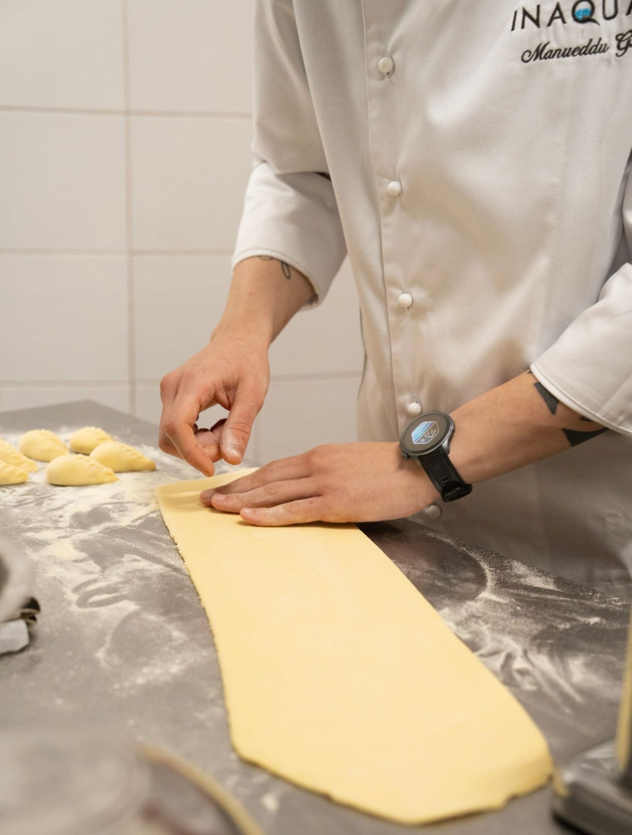 Lo chef Gabriele Manueddu stende la sfoglia in cucina